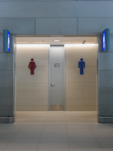 ¿Es bueno entrar a un baño público?